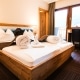 dz-7 Gemütliches Hotelzimmer mit Doppelbett und Holzdekor